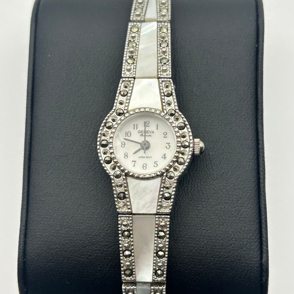 Vintage Geneva Mother Pearl Dial Accents Women Fashion Watch Working New Battery